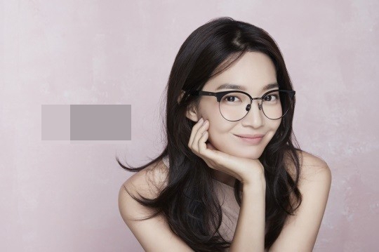 韩星申敏儿戴眼镜拍摄性感俏皮广告写真，粉丝反应一片大好