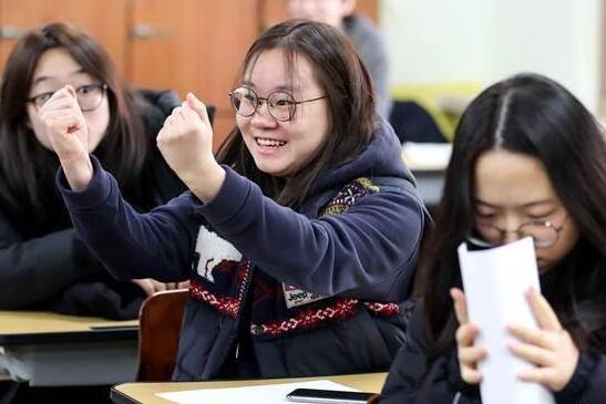 【震惊】韩国高考泄密几十万考生大喊不公 韩国高考难度和中国相比怎么样