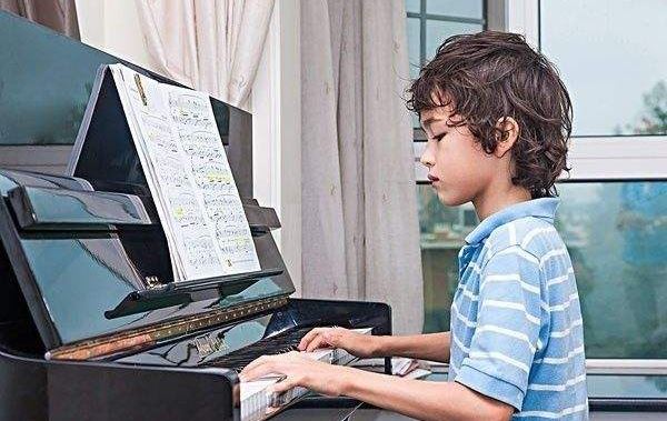 孩子学钢琴的最佳年龄是多大 学习钢琴的好处有什么