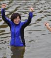 【热议】韩国女市长当选后跳进河里 原来是为兑现承诺