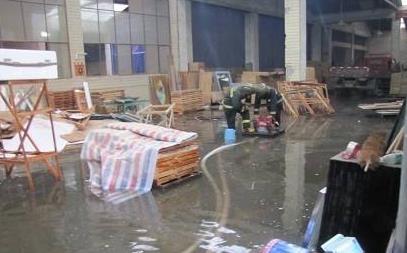 【可怜】贵州暴雨家具厂被淹老板哽咽 损失已有上百万