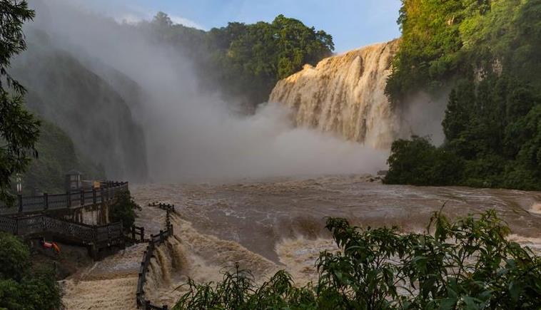 黄果树瀑布 迎今年最大水量 受降雨影响部分景点暂时关闭.jpg