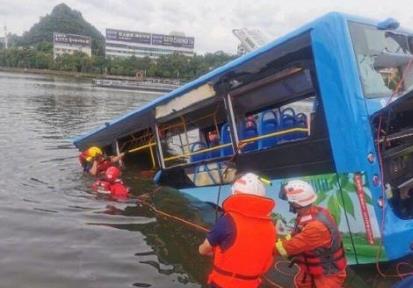 【热】贵州坠湖公交救出37人中有学生12人 结果怎样