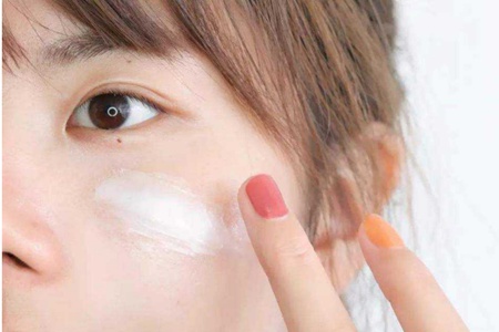 【光】女生长期化妆的护肤方法，让你卸了妆还是素颜美女
