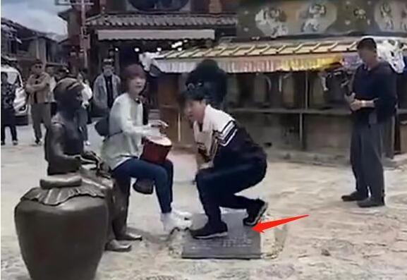 【热议】郭京飞王珞丹坐雕塑踩石碑 节目效果还是没素质？