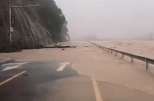 【紧急】浙江乐清江河水位暴涨 台风“黑格比”登陆