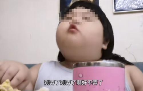 【后续】平台回应3岁女孩被喂到70斤做吃播：投诉密度大视频和账号已被封禁