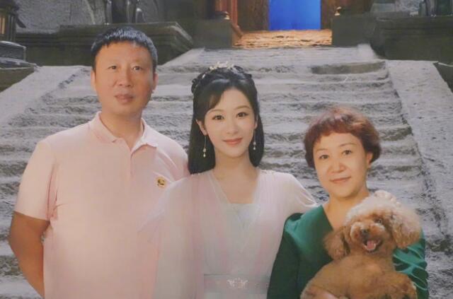 杨紫发文庆爸妈结婚30周年，并晒出一家人幸福的合照