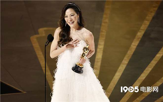 创造历史！杨紫琼成奥斯卡首位亚裔最佳女主角
